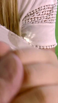 Sexy mladá blondýnka je ošukaná cizím masivním ptákem a kouří