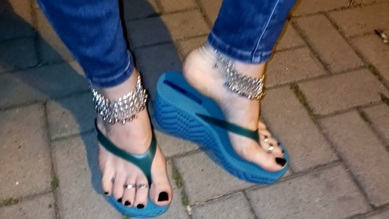 Heelex: Pecinta kaki di platform seksi flip flops