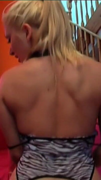 Sensual meias bebê brinca com sua bunda suculenta
