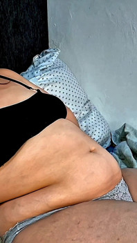 Gruby brzuch Nicole dokucza po nadzieniu - BBW Jiggle na kanapie