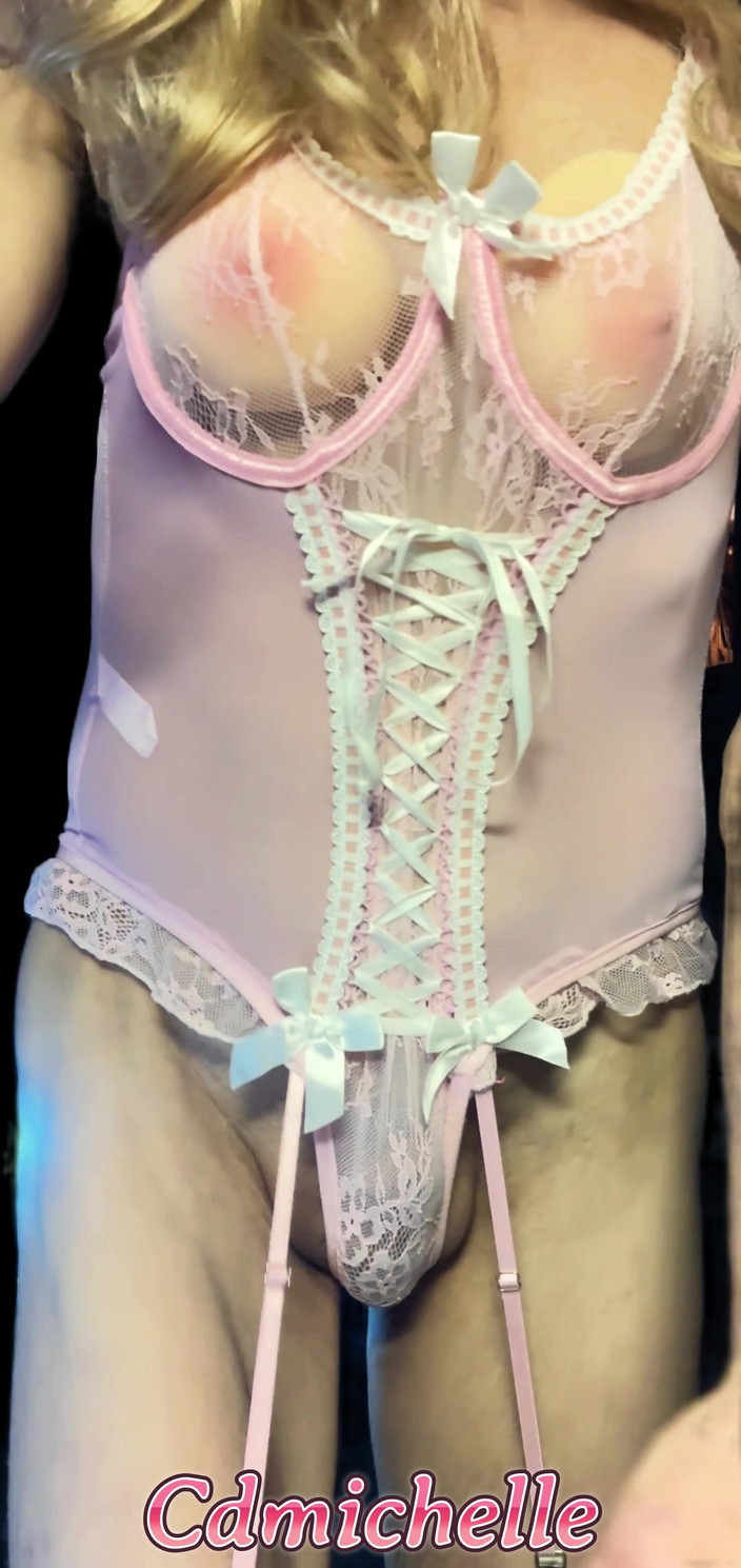 Feeling sexy today crosdressing: Cdmichelle en iyi video videom pembe bikini giyerek duş alıyor...