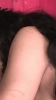 Wytatuowana brunetka MILF bierze głęboki anal i twarz