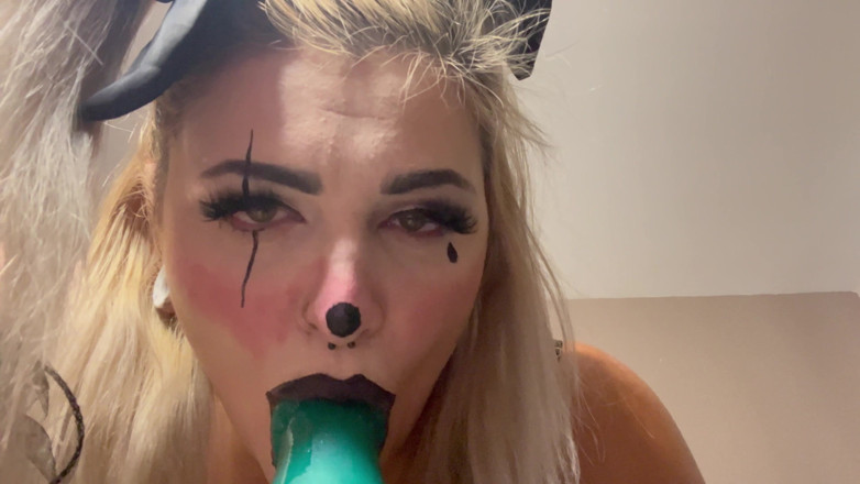 EeveeXo: Chica de payaso te da una mamada descuidada