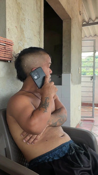 Kurcaci kecil terangsang sedih karena pacarnya meninggalkannya, jadi dia memanggil tetangganya yang seksi untuk menghiburnya dengan membiarkannya bercinta