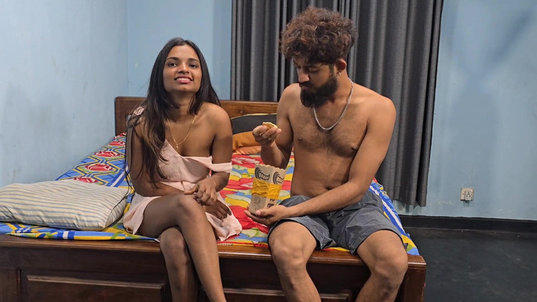 Shashi X: Guardo la TV con il mio fratellastro, gli succhio il...