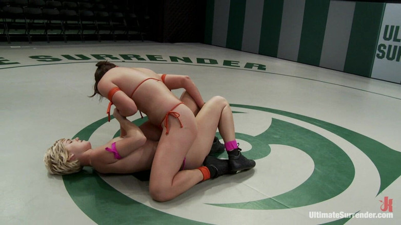 Ultimate surrender by Kink: Blond vs bollente 18 anni entrambi combattono per un posto per...