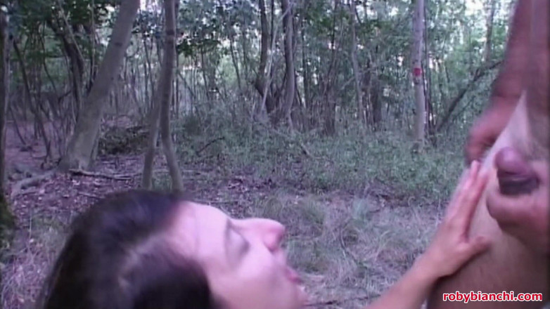Topax Film Production: Amatoare italiană: matură sexy curvă este futută în cur în pădure