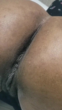 Sexig tjej leker med sin fitta i sängen medan hon blir våt riktig hemlagad amatör solo sexband