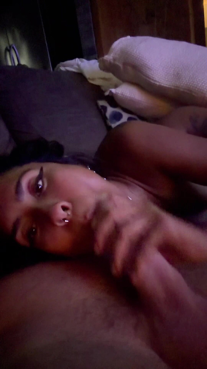 Johnny Grey: 파티 후 몇 시간 동안 자지를 빠는 핫한 라틴계 여자