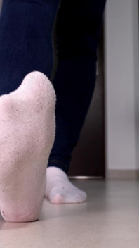 Pov mang vớ trắng trêu chọc với đôi chân to của cô ấy
