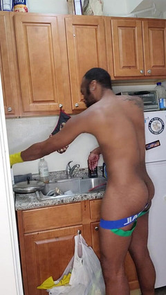 Kennie Jai: Kennie Jai limpia la casa desnuda parte uno