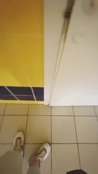 Sikanie toalety w centrum handlowym