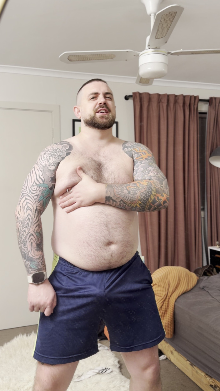 Keller Wolfe: ぽっちゃりベアがペニスとお腹で遊ぶ