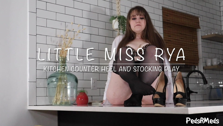 PedsRMeds: Si mungil rya kitchen lagi asik mainin sepatu hak tinggi...