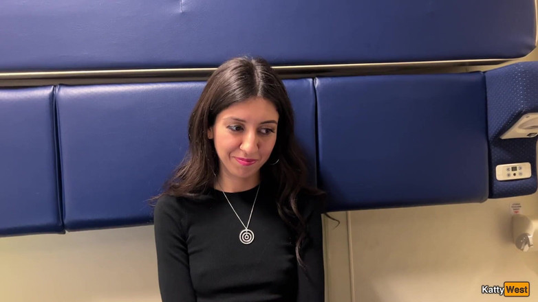 Кэти Вест: Уличный агент - красотка трахается в поезде ради славы