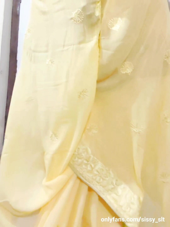 Sissy Slut Simran: 사리 입고 스트립 애타게 따먹히는 인도 Sissy Shemale