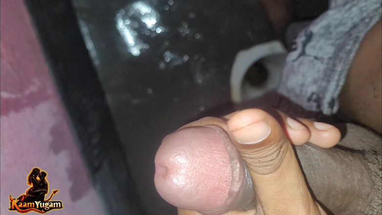 KaamYugam: Indiano garoto masterbating em banheiro público e dando ejaculação