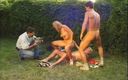 Anal Invasion: Blondine met grote borsten anaal gepenetreerd trio in de tuin