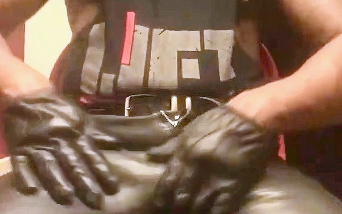 Black Muscle Stepdad: Preto Pai Jeans De Couro E Luvas BBC Esfregando Para...