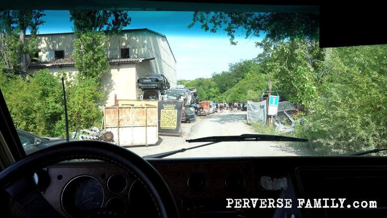 Perverse Family: Perverse Family 52.1 (season 4): Dirty Warm up for Techno