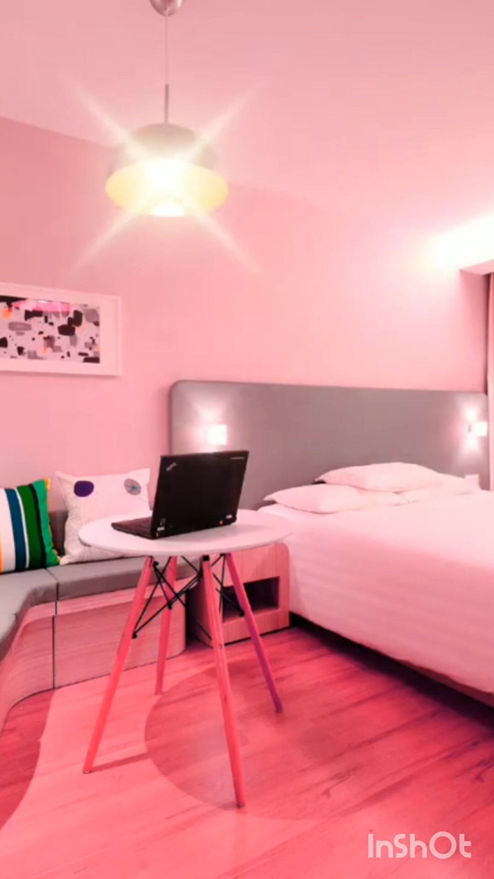 TestyFoundation: 德西性感的妻子在视频中展示大胸部下流