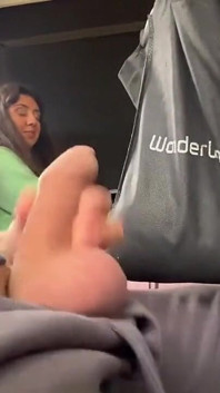En främling flicka ryckte av och sugade min kuk en buss full av människor
