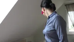Bir iş kadını ofiste uzun bir günün ardından eve dönüyor