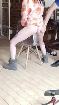 Une salope brune sexy se fait baiser à la maison d’un ami