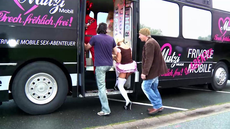 Erotic Planet Studio: Duży czarny kutas pieprzy biustkę mocno w cipce