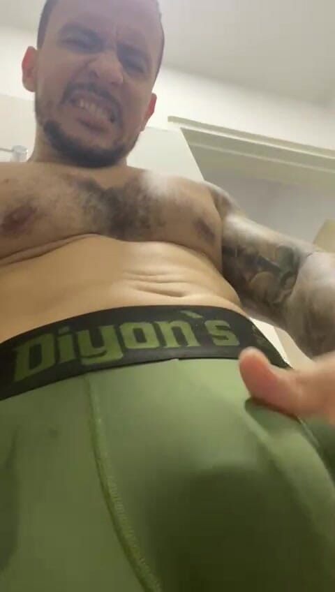 Christian_colombian: 一个非常饥渴的拉丁裔肌肉 第一部分