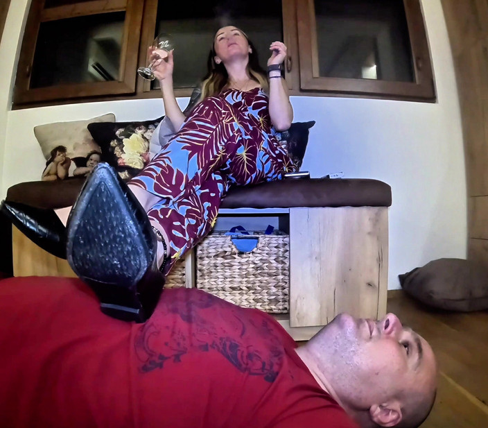 Mistressyammyboots: Bà chủ và bàn con người của cô ấy