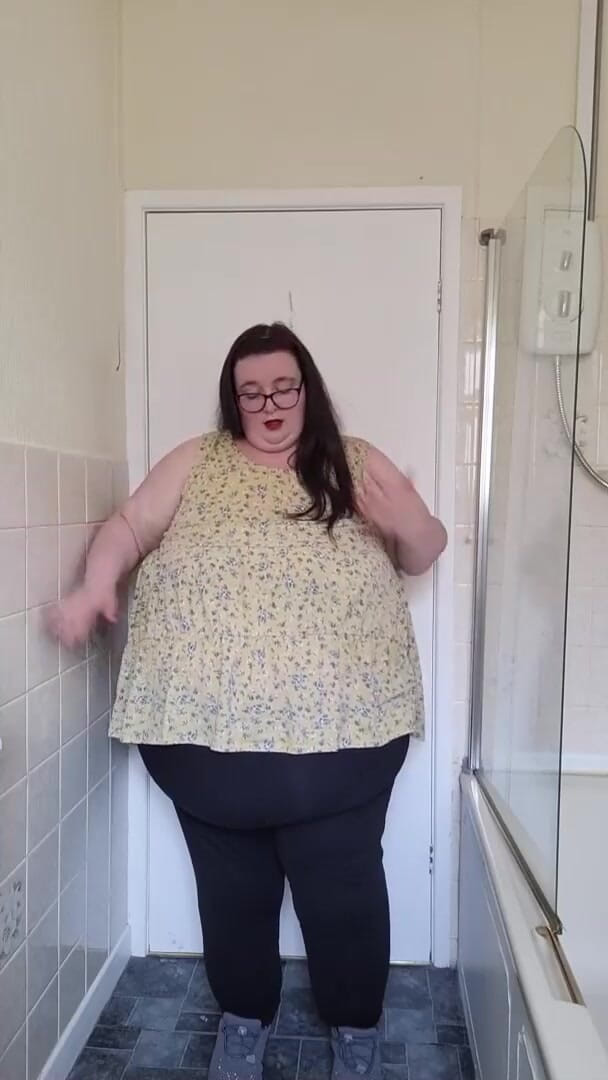 SSBBWLadyBrads: हॉट लड़की गर्मियों में अभी भी यहाँ है