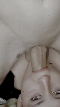 Awek dengan pancutan mata yang cantik pada zakar ahuge