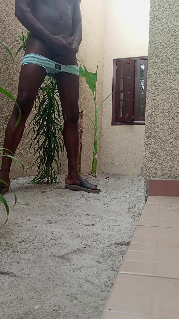 Dickass3x: 裏庭で自慰をしている