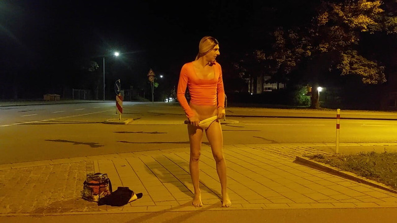 sweetfeet29: En sous-vêtements dans la rue la nuit