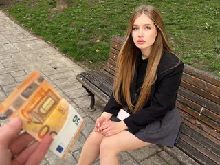 Дівчина потребує допомоги. Що б ви зробили в цій ситуації?