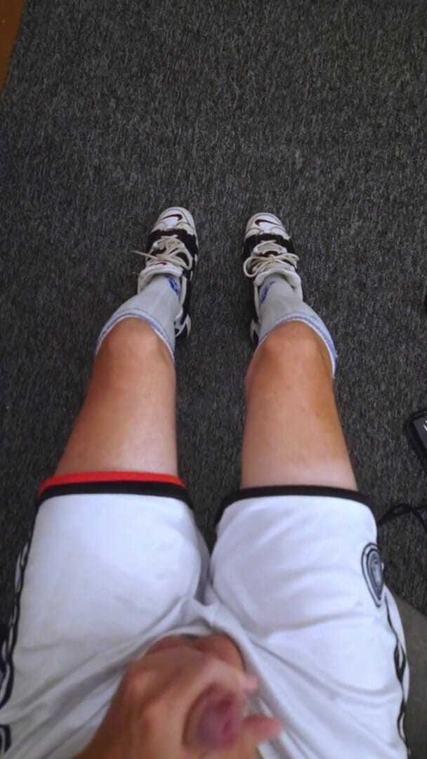 Sneakersmax98: Facet masturbuje się do dźwięku alarmu nalotu