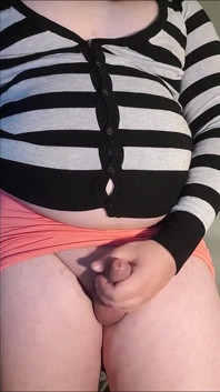Sissy jeanette hebt den rock und zeigt kitzler