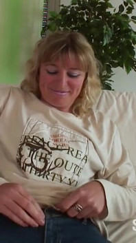 Amateur, een wat oudere slet masturbeert in een panty