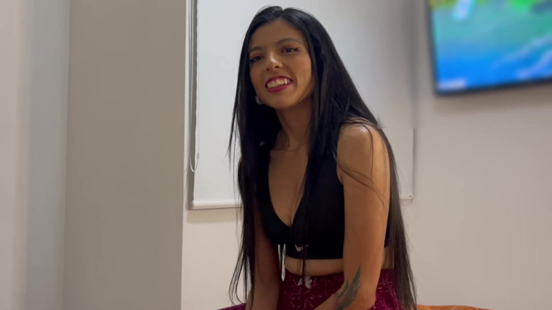 Fkn studio: Swasan想要她的继父的帮助，但她愿意付出代价吗？