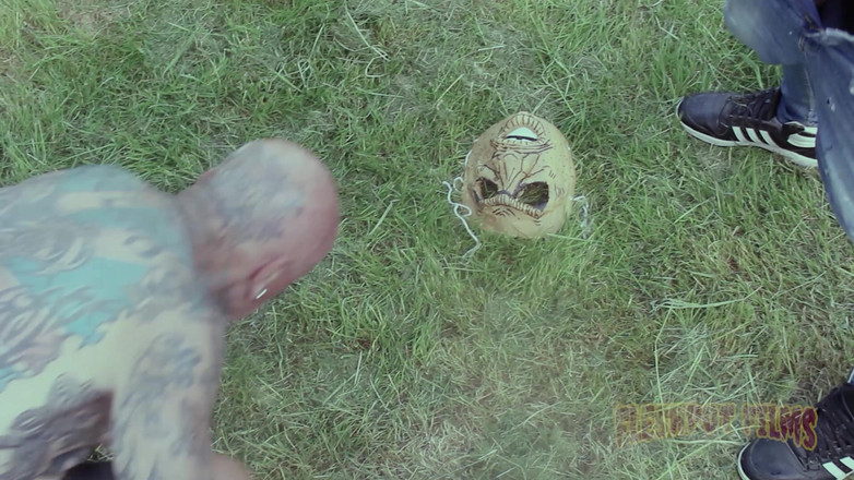 Fleshpot films: Šukání na dvorku