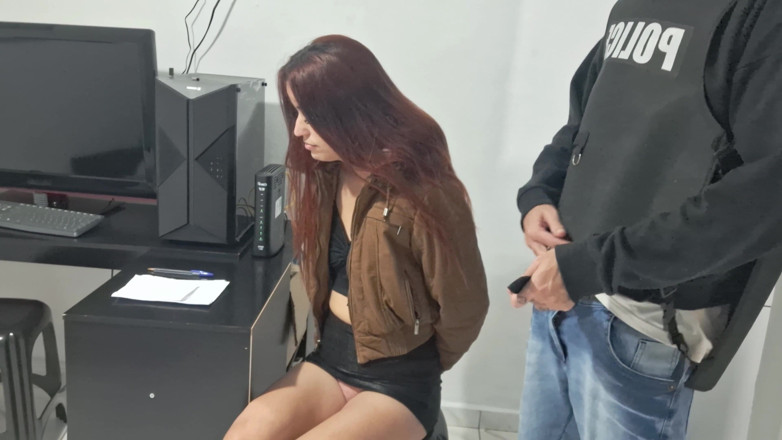 FannySquirting: Zkorumpovaný policista zatčen a nevinná dívka!