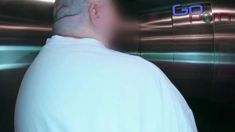 Go Porn: Komşuyu becermek için aradı ama aldatılmış kocası zamanında geldi! Ama...