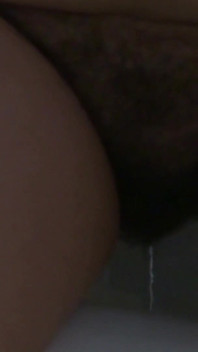 애인을 따먹고 털이 무성한 보지를 오줌 싸고 씻는 미시 마누라