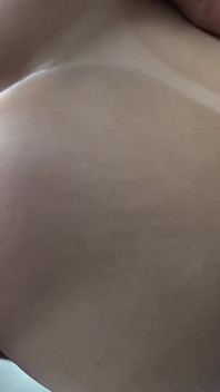 Sexy dívka sleduje nevlastního bratra, jak masturbuje a dostává creampie