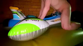 L'aereo intex blu in lattice scopa sul letto ad acqua