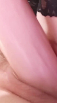 Masturbasi memek becek: tante seksi pantat bahenol lagi asik muasin memeknya pakai leather, mainin dildo sekretaris hot! Arya Grander
