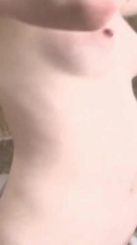 La pelosa pornostar rossa Ella Hughes viene scopata in bagno da Max Deeds