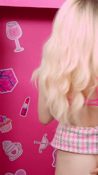 Barbie si cewek hot rambut pirang diuji dengan crot di dalam
