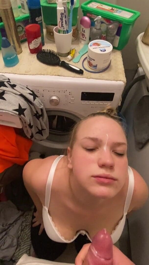 Bootyass Girl: Muie rapidă riscantă în baie când mama mea vitregă era în camera...